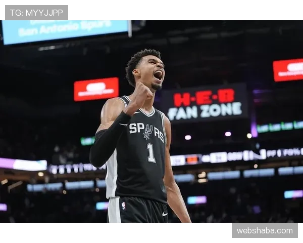 卡斯尔通过领防限制持球核心并凭借持球冲击主导马刺反击