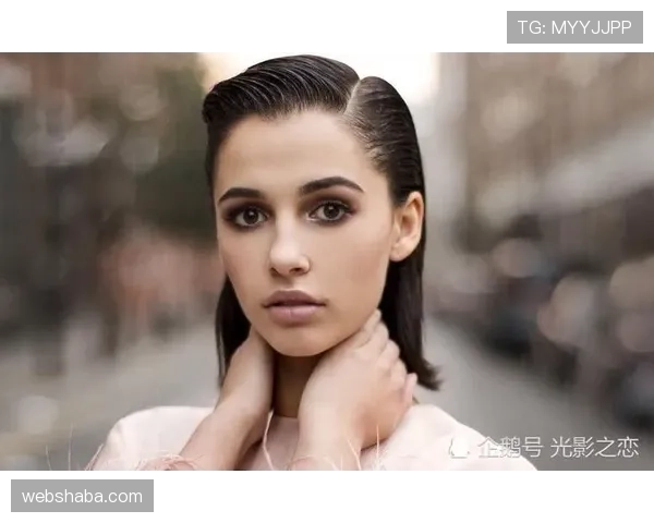 娜奥米大阪豪宅泳池边又跑出个助理，光影里她笑得有点不真实！