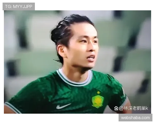 张玉宁今天穿得也太普通了，跟场上大杀器判若两人吧？