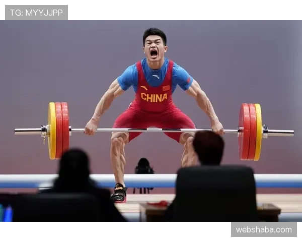 石智勇训练完直接拎两箱红牛走人，这哪是举重，分明是开能量饮料批发部