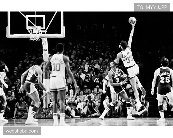 卡里姆·阿卜杜尔-贾巴尔重量级内线回撤投篮改变禁区争夺格局