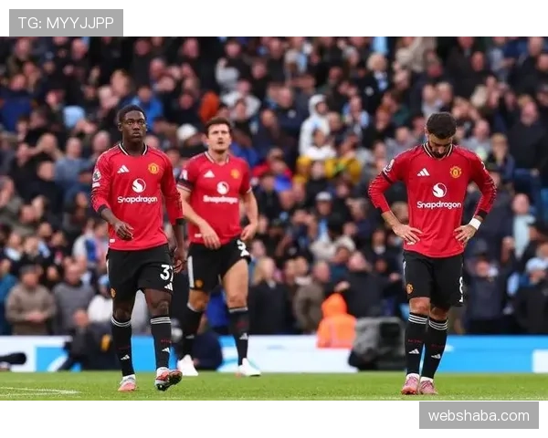 曼联战术混乱与更衣室矛盾加剧，豪门根基面临阶段性考验